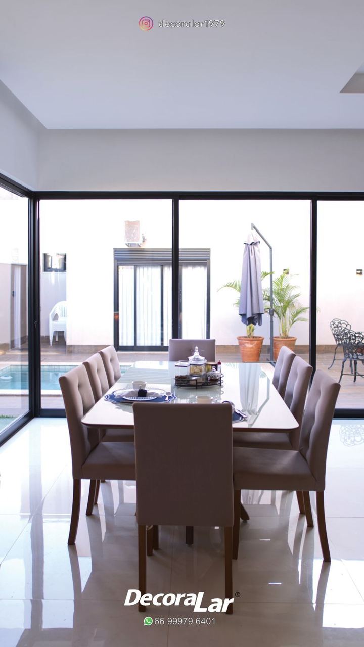 Sala de jantar com persiana e vista para a piscina